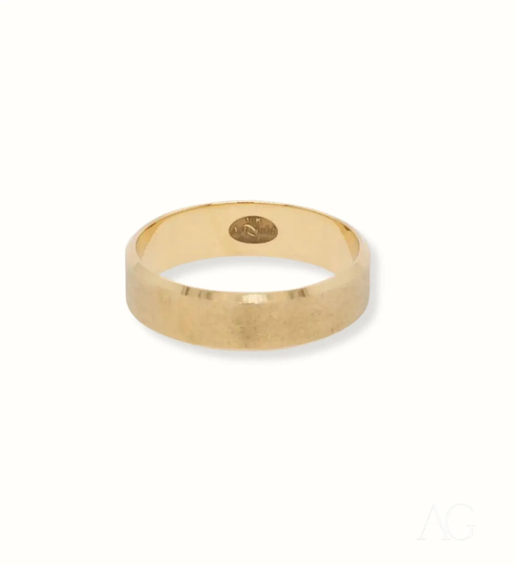 18k Gold Wedding Band: Modern Elegance