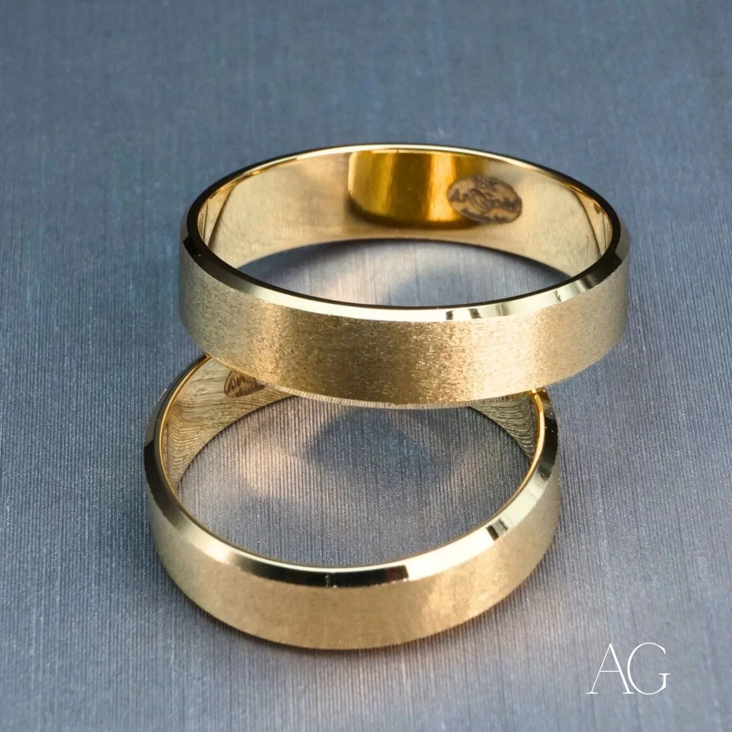 18k Gold Wedding Band: Modern Elegance