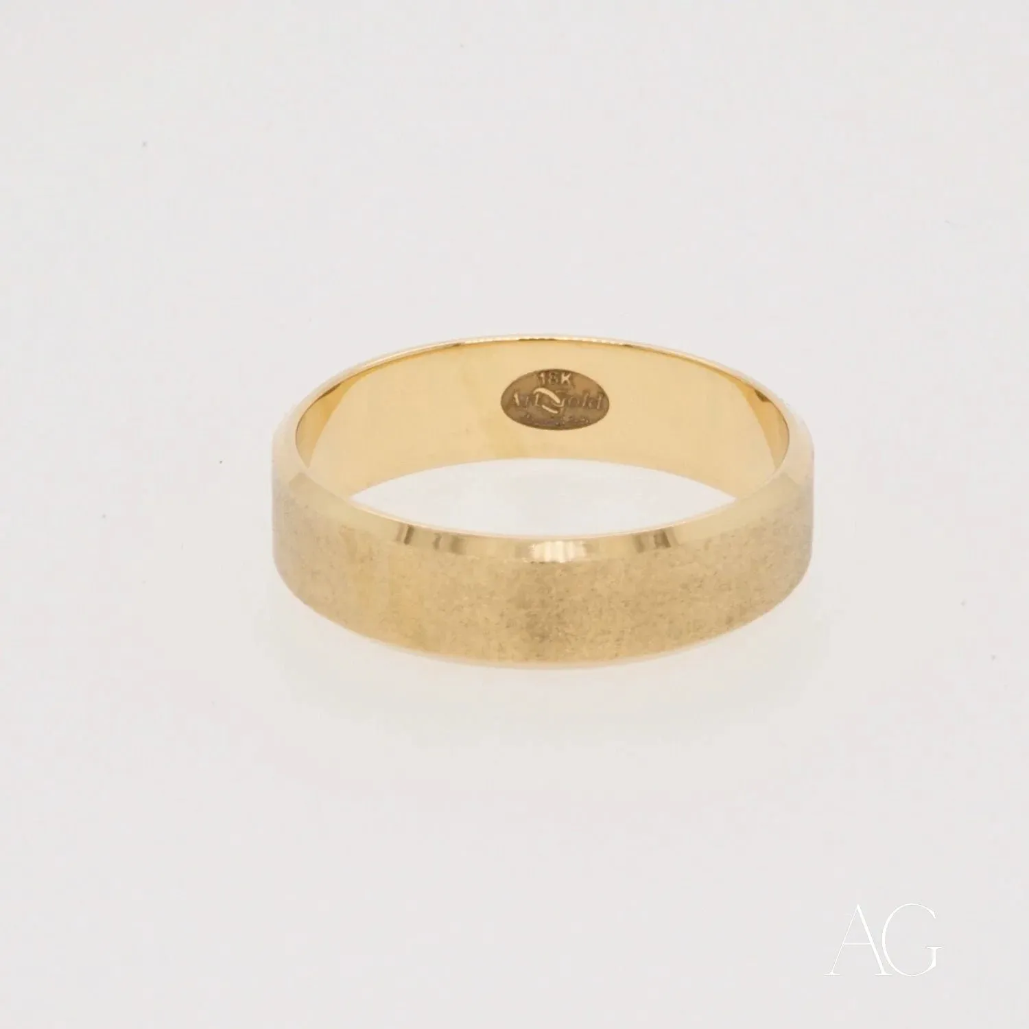 18k Gold Wedding Band: Modern Elegance