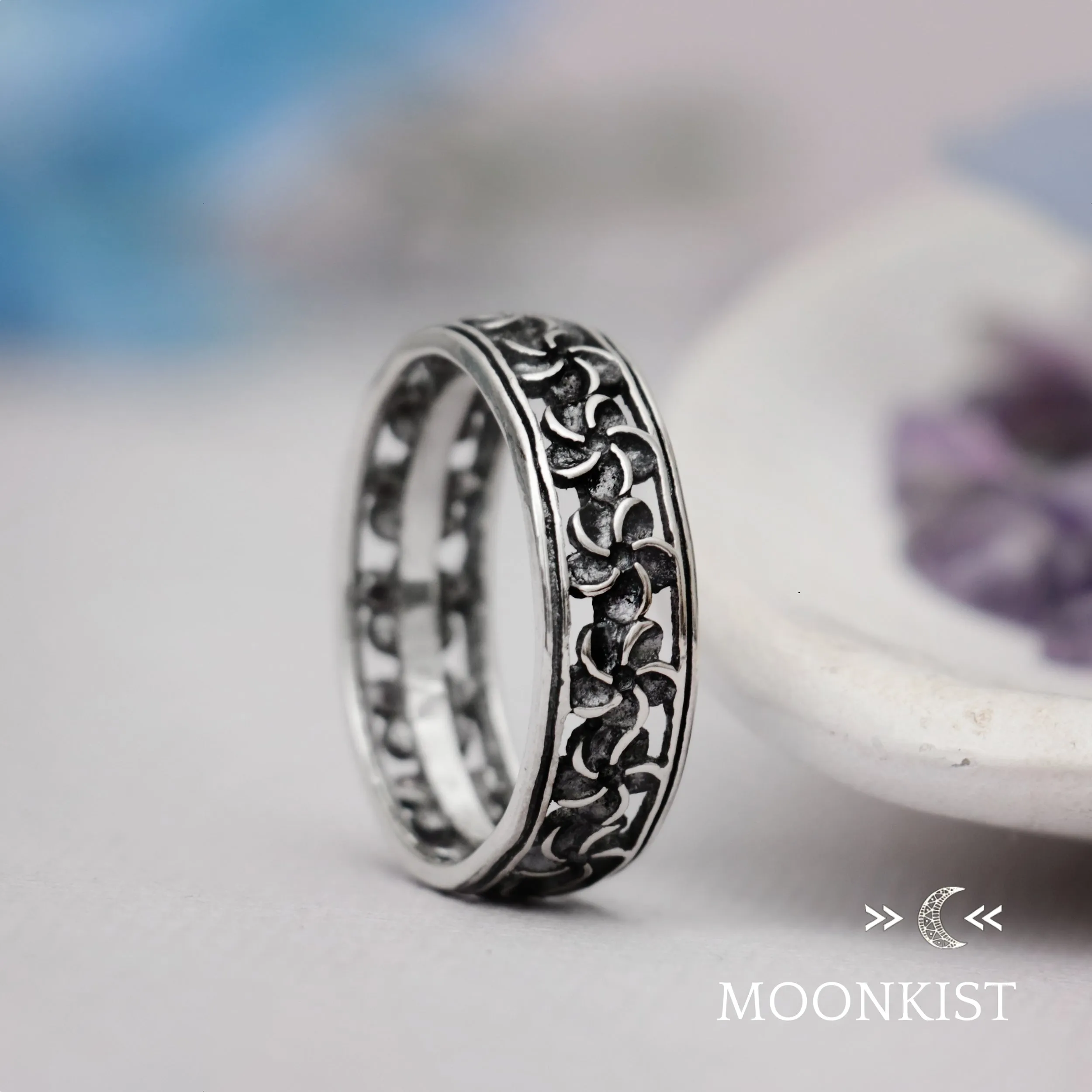 Narrow Periwinkle Flower Wedding Band | Moonkist Designs